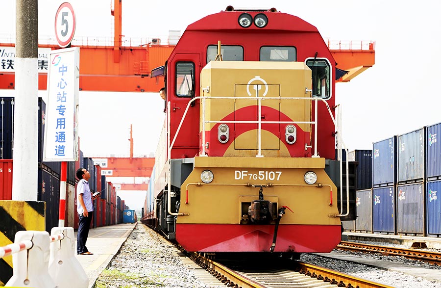 2014-08-30-首趟整車進(jìn)口班列抵達(dá)團(tuán)結(jié)村鐵路口岸，80輛奔馳、寶馬、大眾.jpg